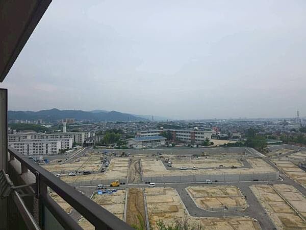 【現地からの眺望】バルコニーから見た眺めです。目の前に視界を遮る高い建物がなく、遠くまで見渡せます。