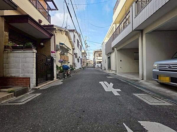 【前面道路】戸建に囲まれた住宅地の環境です。