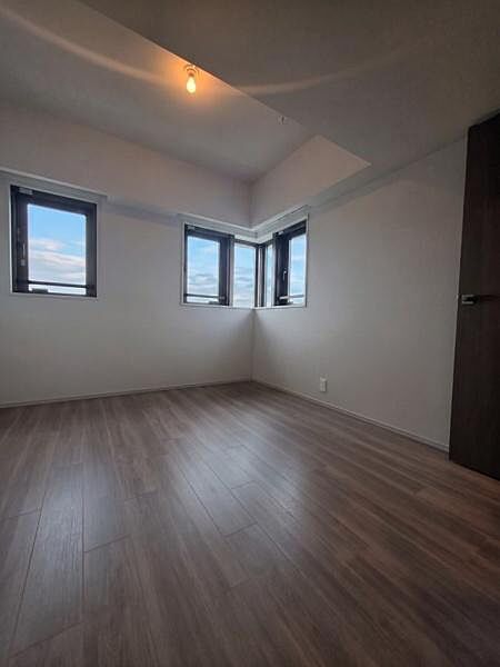 【洋室】窓が多く、明るい光を取り込む約6帖の洋室。こちらの部屋にも床暖房が設置済で、快適にお過ごしいただけます。