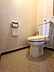 トイレ：【トイレ】手洗いタンクを備えた、シンプルで使いやすいトイレです。