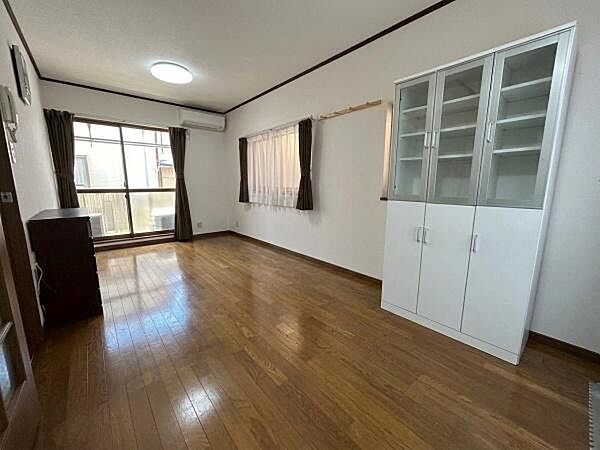 【リビング】南向きバルコニーで明るい約12.5帖のリビング※ＡＩ加工により荷物・私物を除去加工しています。実際の状況と異なる場合があります。