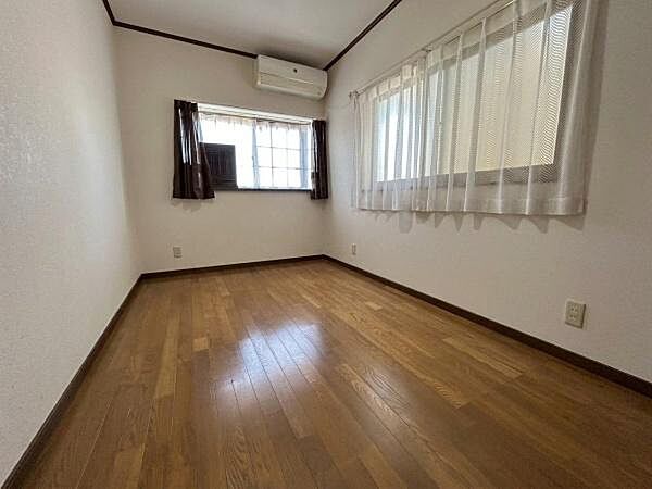 【洋室】温かみのあるフローリングが心を癒す洋室。※ＡＩ加工により荷物・私物を除去加工しています。実際の状況と異なる場合があります。