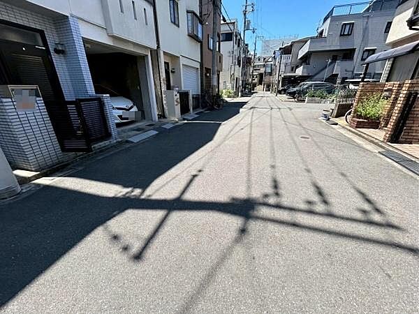 【前面道路】北側　6.7ｍと広々しており、車の通行もしやすいです。