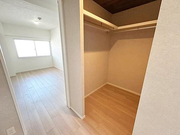 【収納】洋室の中央に位置するウォークインクローゼット。共有のファミリークローゼットとしても利用できます。