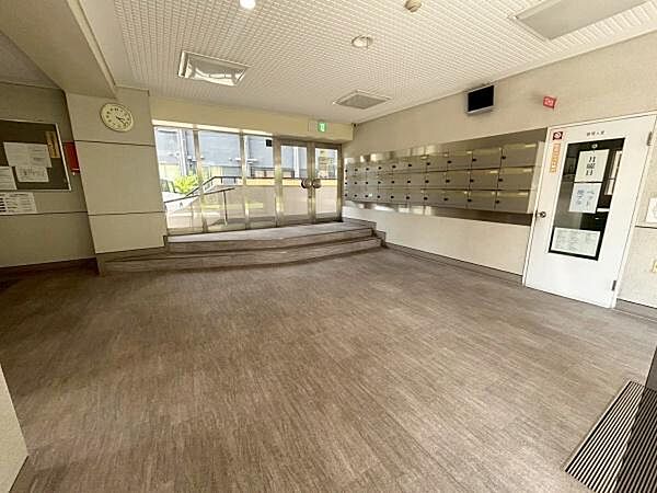 【エントランス】広々としたマンションエントランススペースです。