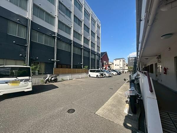 【駐車場】マンション敷地内にある駐車場です。