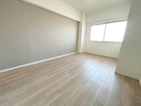 【洋室】約7帖洋室。家具によって自分好みのお部屋にデザインしていただけます。