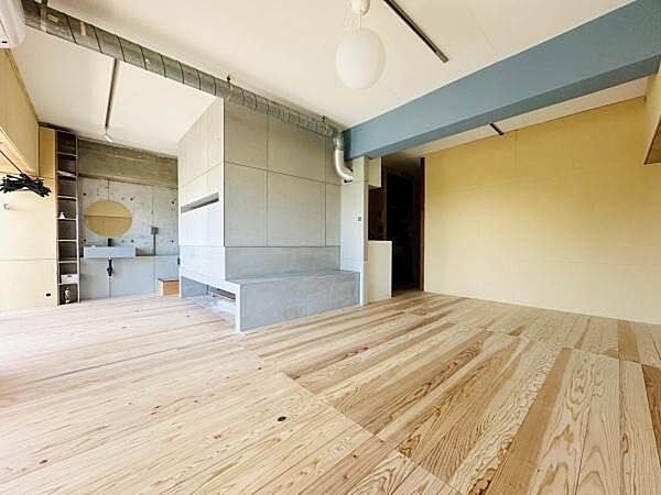 【リビング】お部屋にアクセントを加えた露出配管デザイン。