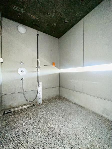 【シャワー室】浴槽がなく、お掃除も簡単。お湯を張る手間も省け、水道代も節約できそうです。