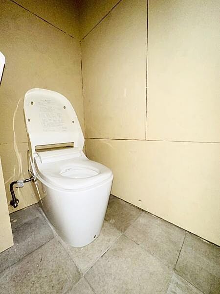 【トイレ】タンクレスの温水洗浄便座のトイレです。