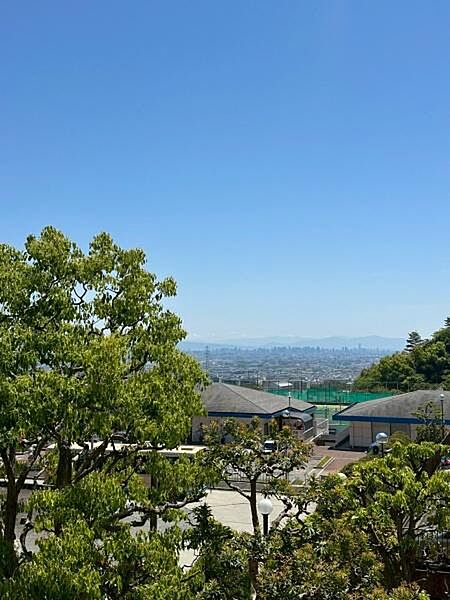 【現地からの眺望】バルコニーから見た眺め。遠くまで見渡せ、気持ちの良い景色が広がります。