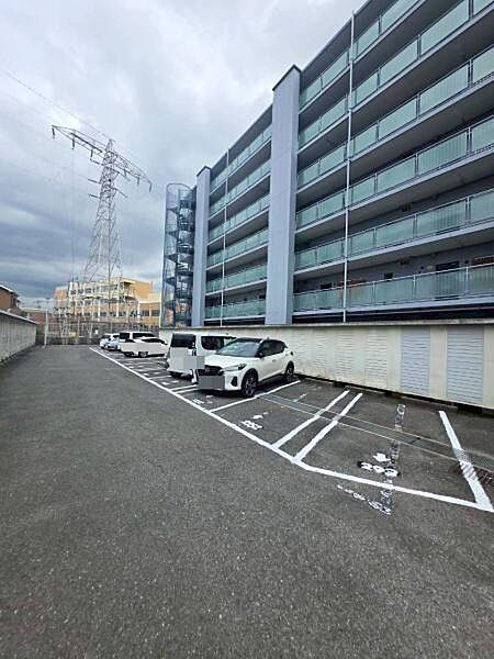 【駐車場】マンション敷地内にある駐車場です。