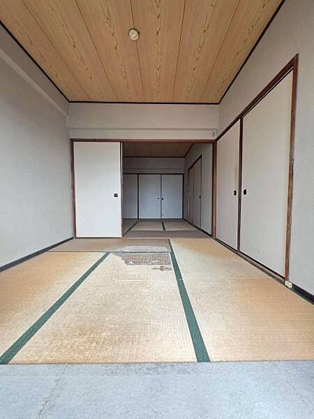 【和室】バルコニーからの陽が入り明るい和室約6帖（リフォーム前写真）