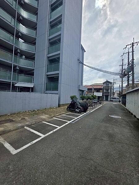【バイク置き場】マンション敷地内にはバイク置き場もあります。