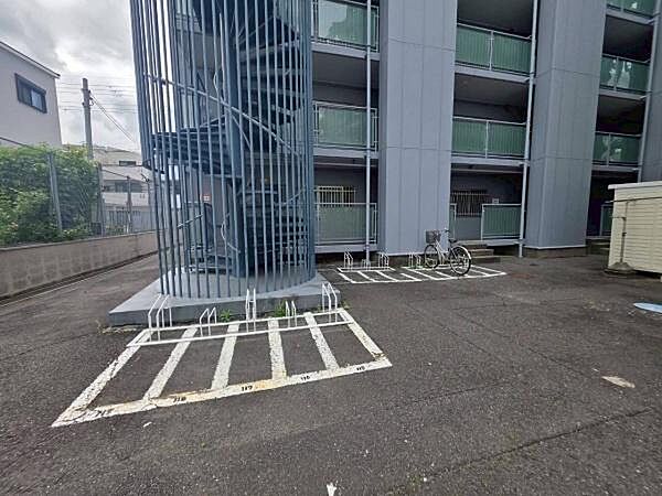 【駐輪場】マンション敷地内にある駐輪場です。