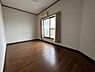 洋室：【洋室】バルコニーに面し、明るいお部屋です。　※ＡＩ加工により荷物を消しています