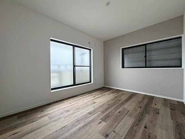 【洋室】約7帖の洋室。バルコニーに面した使いやすい広さのお部屋です。