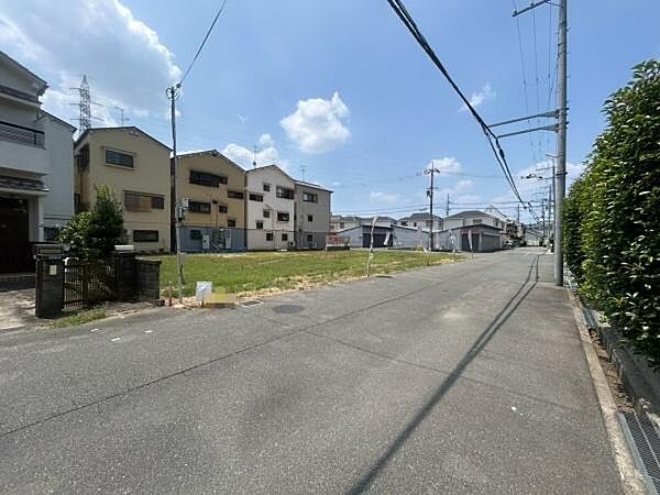 【現地】広い前道に面した陽当り・通風環境良好な環境！