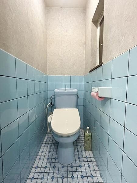 【トイレ】小窓付きで自然換気可能なトイレ。（リフォーム前写真）