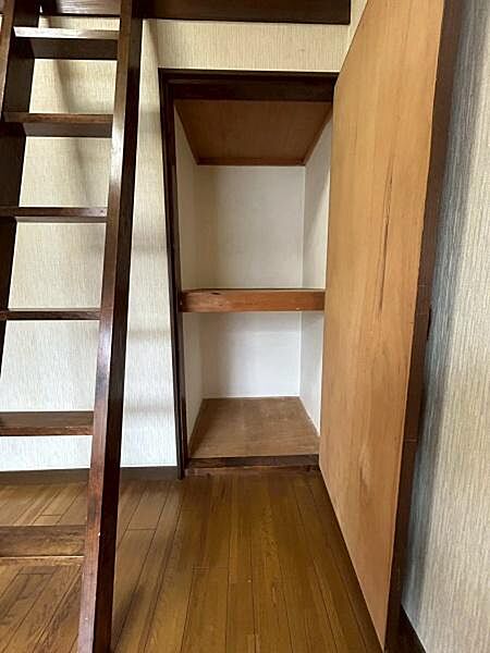 【収納】棚で仕切られており荷物の仕分けにも便利。（リフォーム前写真）