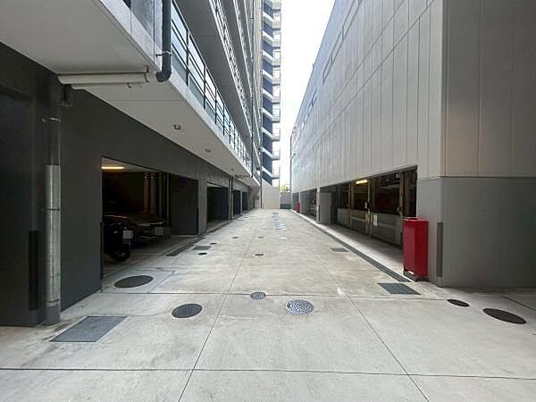 【駐車場】マンション敷地内の駐車場です。