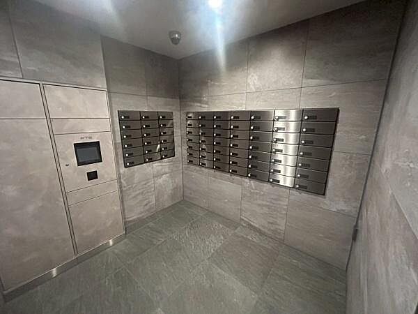 【メールボックス】マンション内にあるメールボックス。宅配ボックス付き
