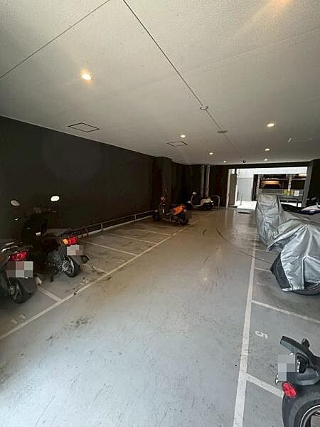 【バイク置場】マンション敷地内にあるバイク置き場です。