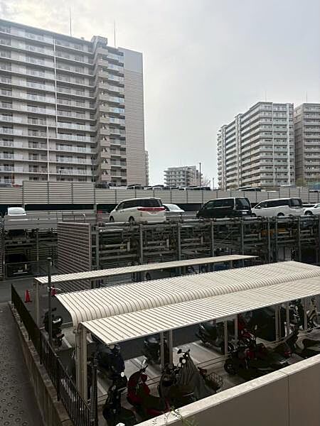 【駐車場】マンション敷地内の駐車場・バイク置場です。