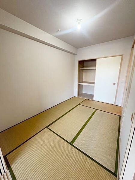 【和室】押入収納付きの和室。寝具や季節用品もすっきり収納できます。