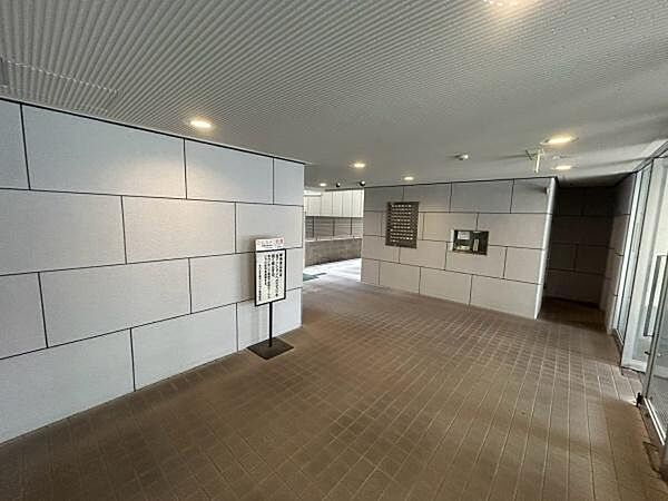 【エントランス】綺麗に保たれているマンション入口部分。