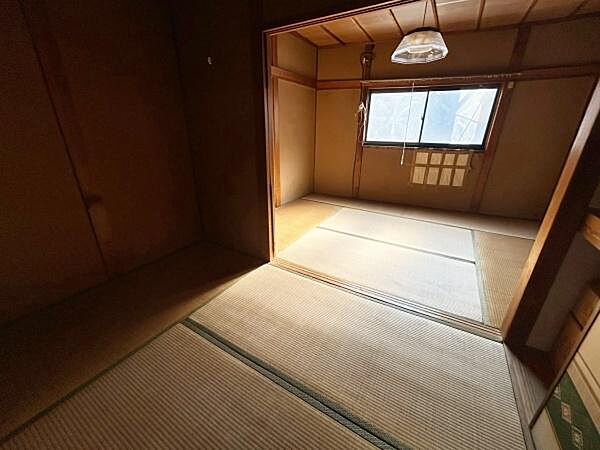 【和室】約6帖と約3帖の過ごしやすい広さの和室です。