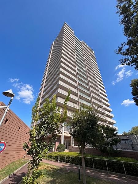 【外観】2002年2月築　鉄筋コンクリート造24階建ての14階部分