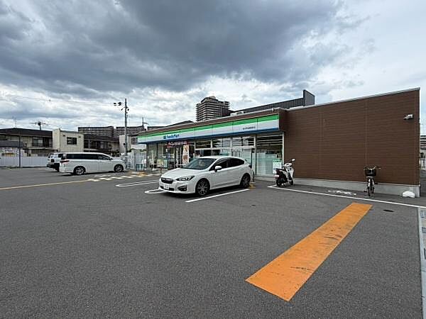 ファミリーマート枚方伊加賀西店まで420m