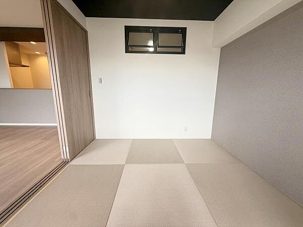 【洋室】リビングに隣接した和室