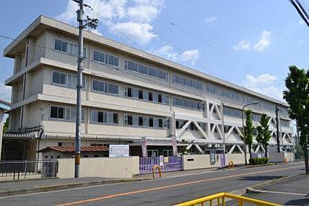 寝屋川市立木田小学校まで974m