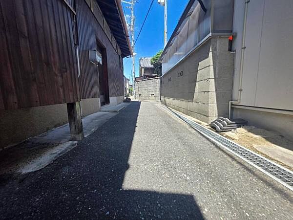 【前面道路】東側道路　幅員約0.9ｍ。南から北側に向かって撮影