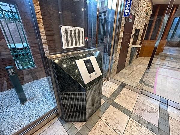 【エントランス】オートロックを備えた、セキュリティ面に配慮したエントランスホールです。
