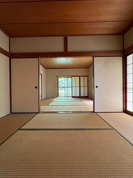 【和室】約6帖、約8帖の和室。約8帖には広縁付きで過ごしやすい広さの和室です。押入収納付き。