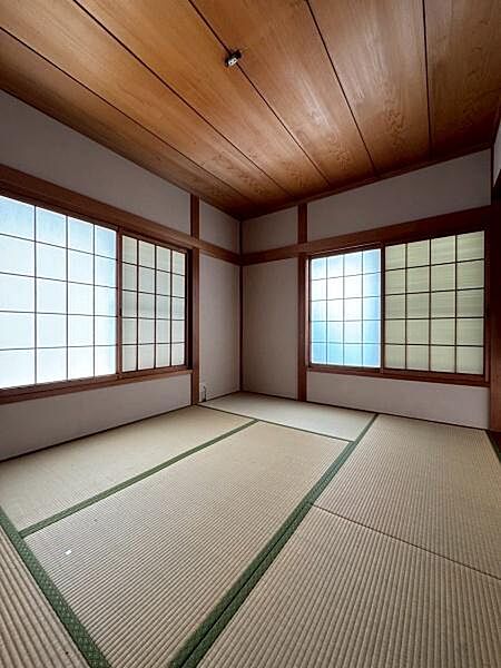 【和室】約6帖の過ごしやすい広さの和室です。押入収納付き。