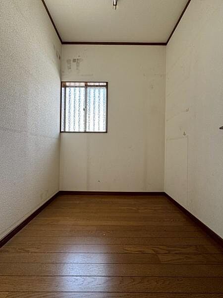 【納戸】約2帖の納戸。ファミリークローゼットなどに活用いただけます。