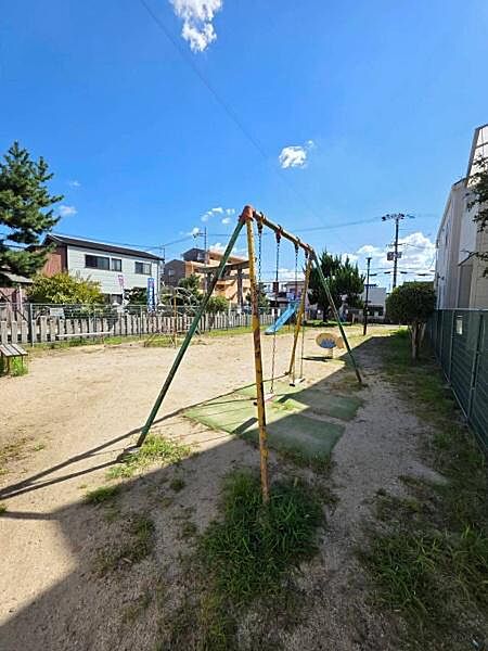 【公園】近くに公園があり、お子さまの遊び場やお散歩にも。