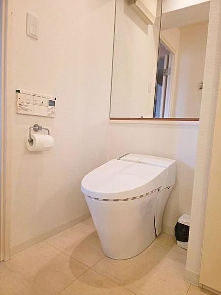 【トイレ】温水洗浄便座付きのトイレです。