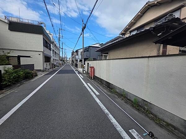 【現地】落ち着いた雰囲気の過ごしやすい住宅街の環境です。