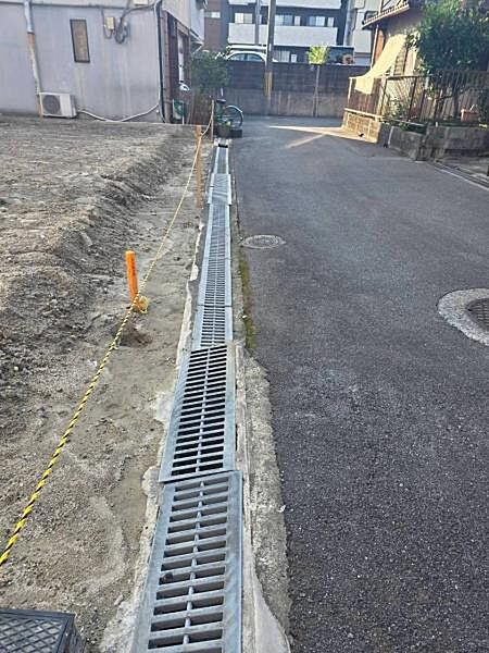 【前面道路】交通量の少ない前道なので出入りも安心です。