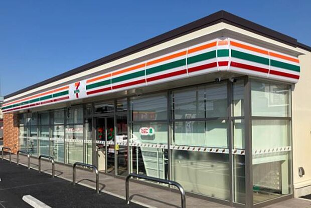 セブンイレブン浜北美薗団地店まで586m、【駐車場】10台以上　【営業時間】24時間　【サービス】ATM・コピー機など。
