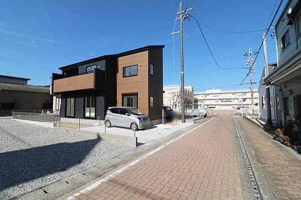 幅員約5ｍのゆとりある公道に面した立地♪お子さまのいるご家庭にも嬉しいゆとりある道路環境です！