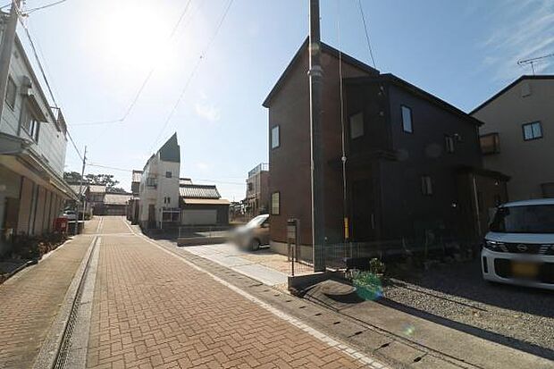 幅員約5ｍのゆとりある公道に面した立地♪お子さまのいるご家庭にも嬉しいゆとりある道路環境です！