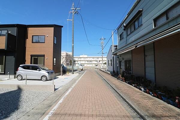 幅員約5ｍのゆとりある公道に面した立地♪お子さまのいるご家庭にも嬉しいゆとりある道路環境です！
