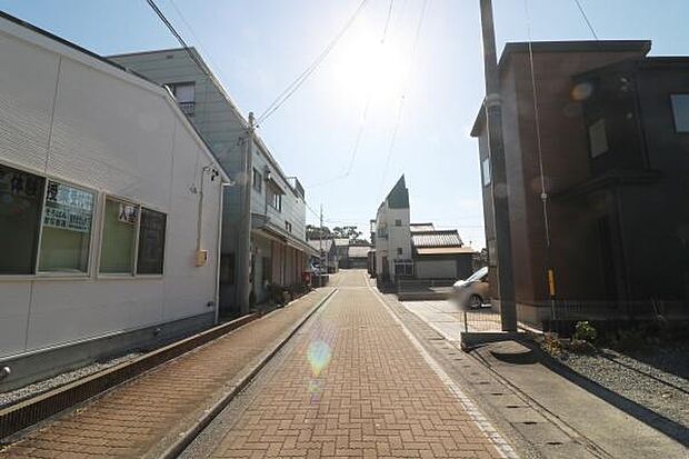 幅員約5ｍのゆとりある公道に面した立地♪お子さまのいるご家庭にも嬉しいゆとりある道路環境です！