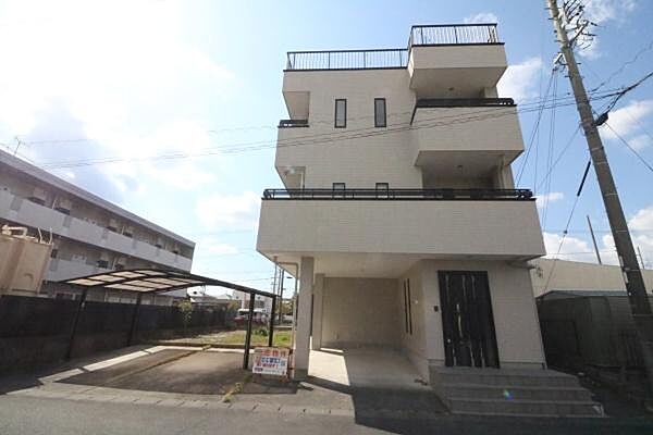 ビルトインで1台駐車可能！雨の日も便利！カーポートには並列2台駐車できます！
